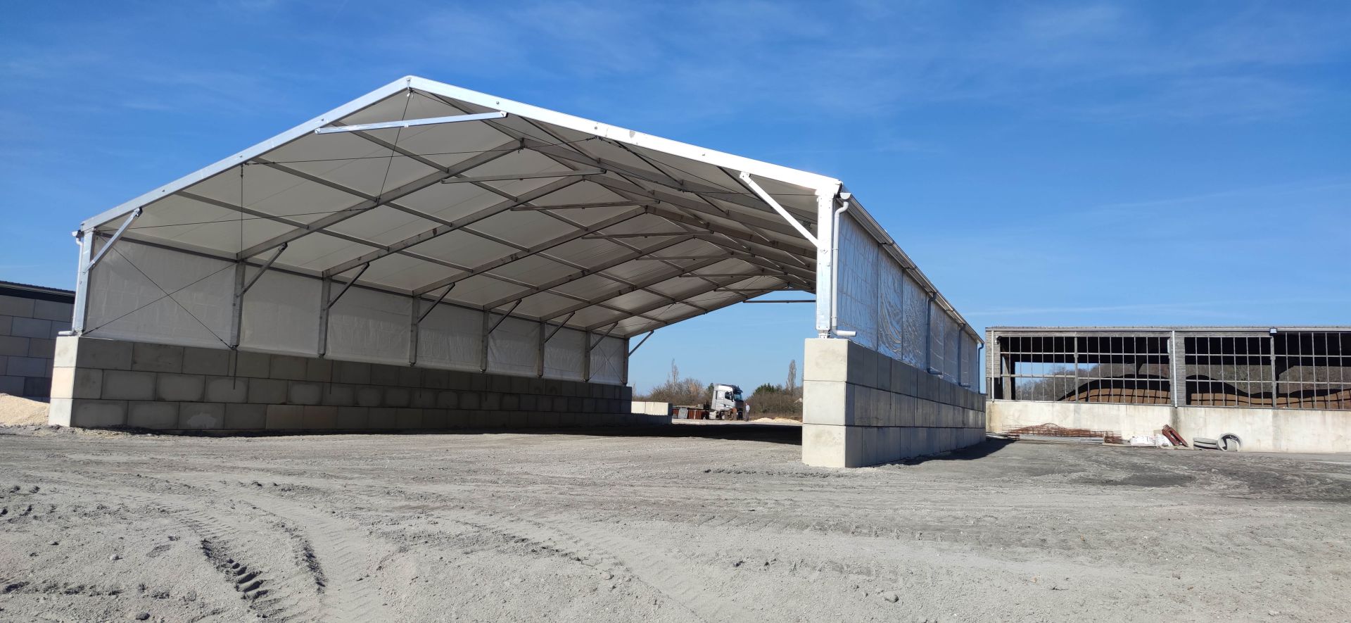 Bloc béton empilable pour  bâtiment de stockage 2 pans  livré partout en France_1