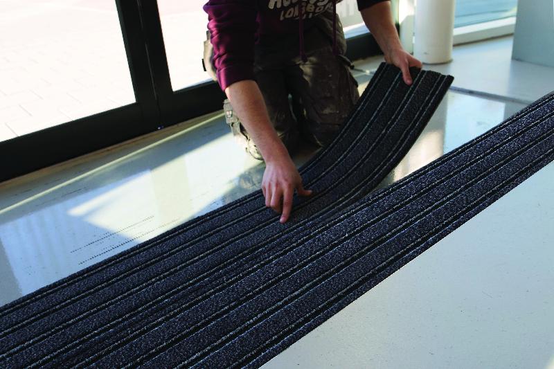 QUICKMAT-TILE 23 x 75 cm - Tapis d'accueil en lames polyamide absorbantes et bandes polypropylène - Romus_1