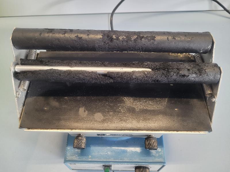 Agitateur de laboratoire IKA Vibrax VXR avec plateau VX8 de 2 barres_1