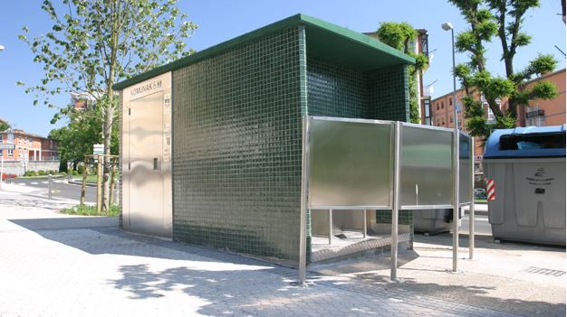 Sanitaire PMR conforme à la norme NF P 99-611 avec urinoir extérieur