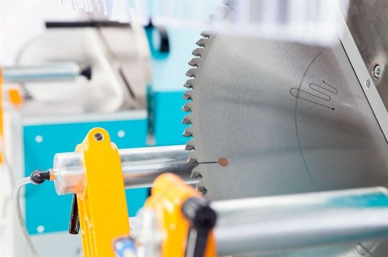 Machine de découpe contrôlée pour profilés larges en aluminium et PVC