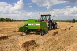 Presse à balles carrées SIPMA PK 4000 KOSTKA - largeur du ramasseur 1780 mm - performance et durabilité optimales_1