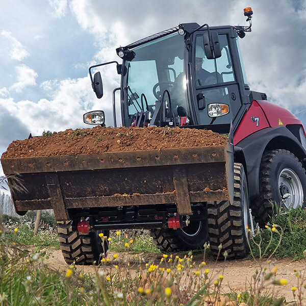 Chargeuse compacte sur pneus YANMAR V7 - Transmission souple et puissante pour gros travaux_1