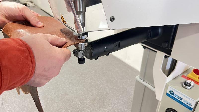 Machine à battre / marteler à froid ou à chaud - Modèles BS4/BS5 - avec pédale de commande et tablette de maintien des cuirs_1