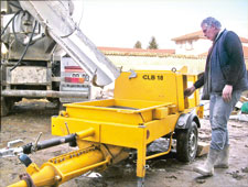 Transporteur avec pompe à vis pour chapes liquides - Puissante et polyvalente CLB18 - Débit 300 l/min et granulométrie jusqu'à 16 mm_1