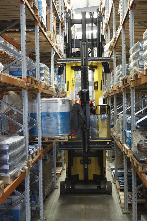 Chariot élévateur tridirectionnel robuste pour stockage en hauteur jusqu'à 17 mètres