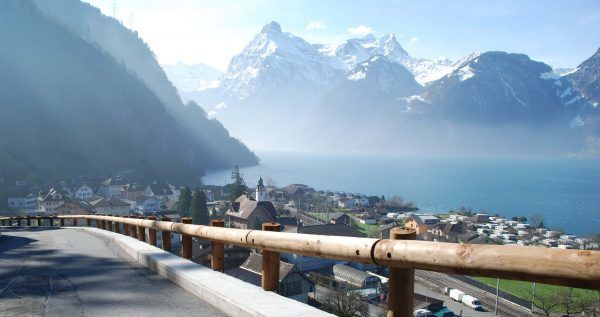 Barrière de protection routière bois-métal avec supports métalliques C100