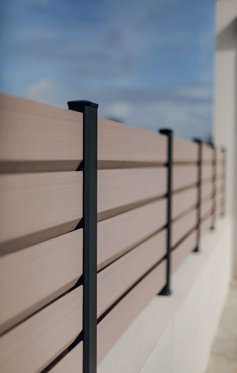 Clôture gris laqué 7016 avec lames structurées