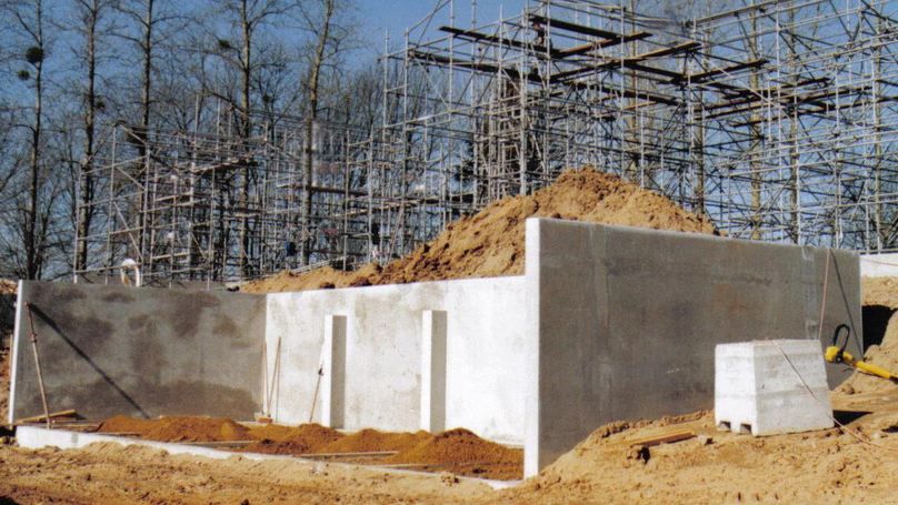 Mur de soutènement en béton conçu pour résister à de fortes pressions