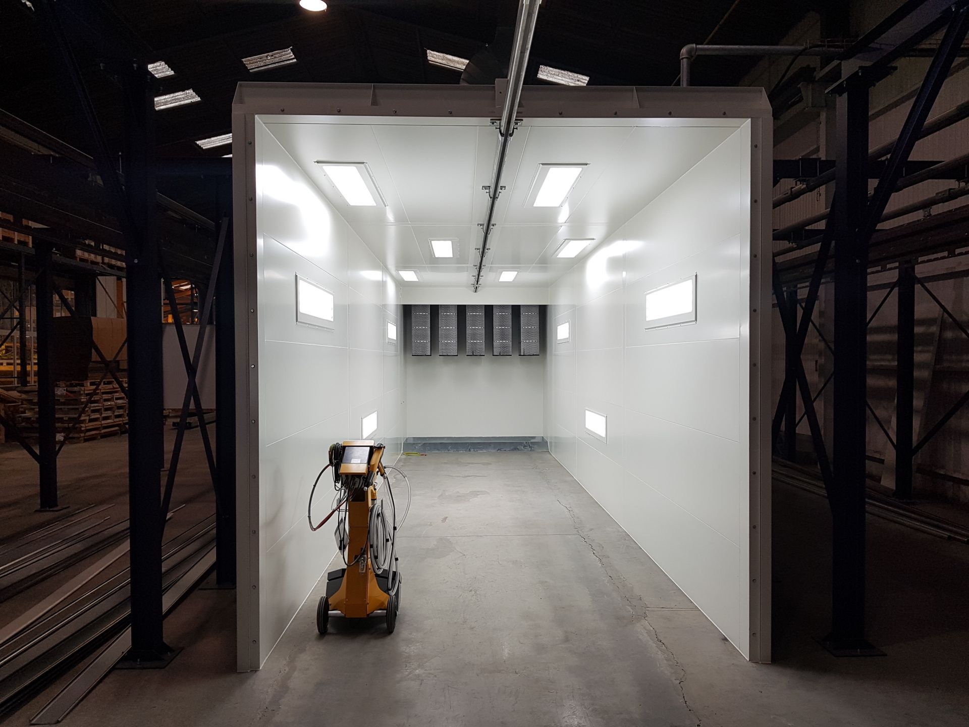 Cabine de pulvérisation ouverte pour thermolaquage