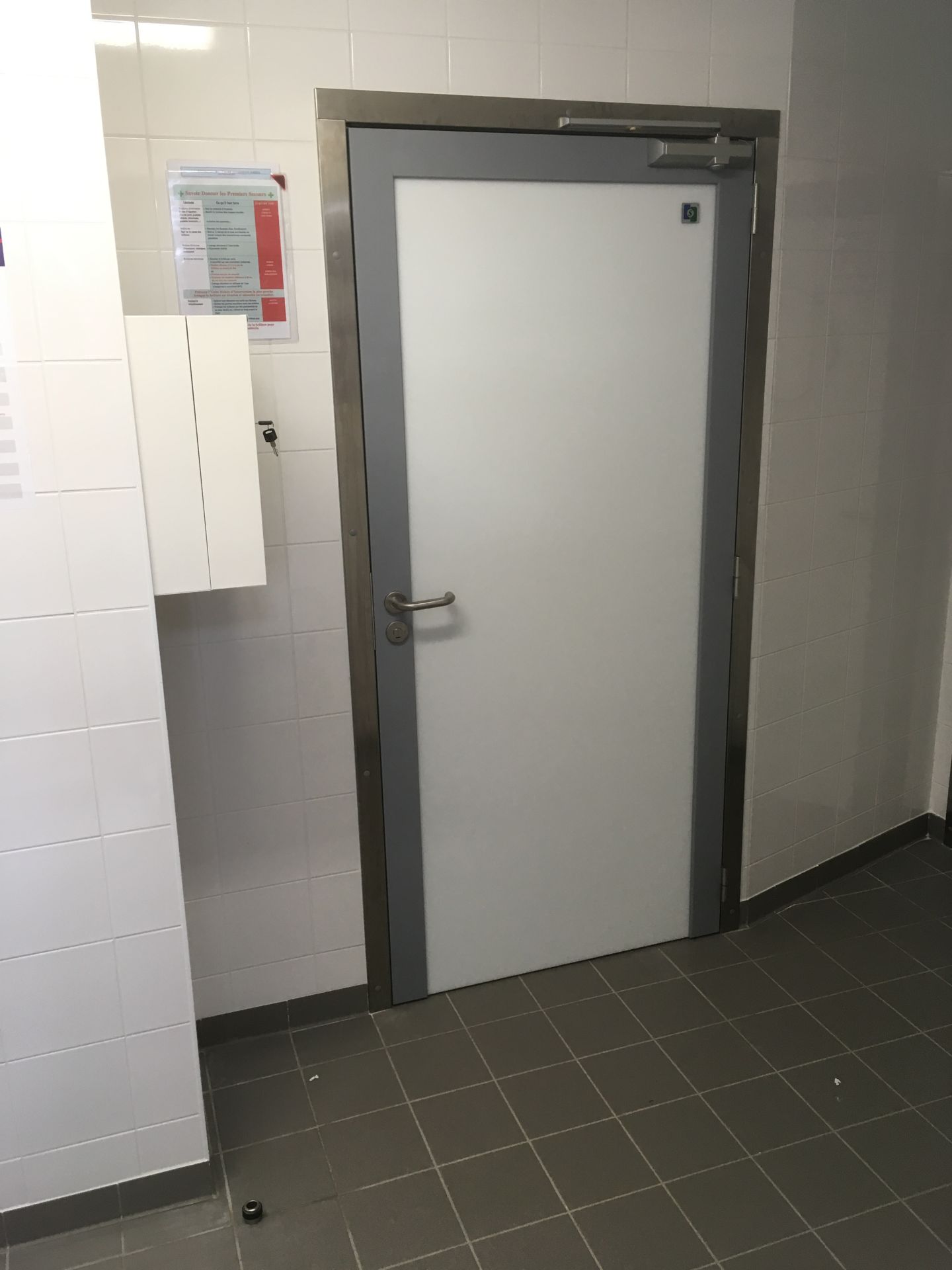 Porte battante robuste et non corrosive pour cuisines professionnelles