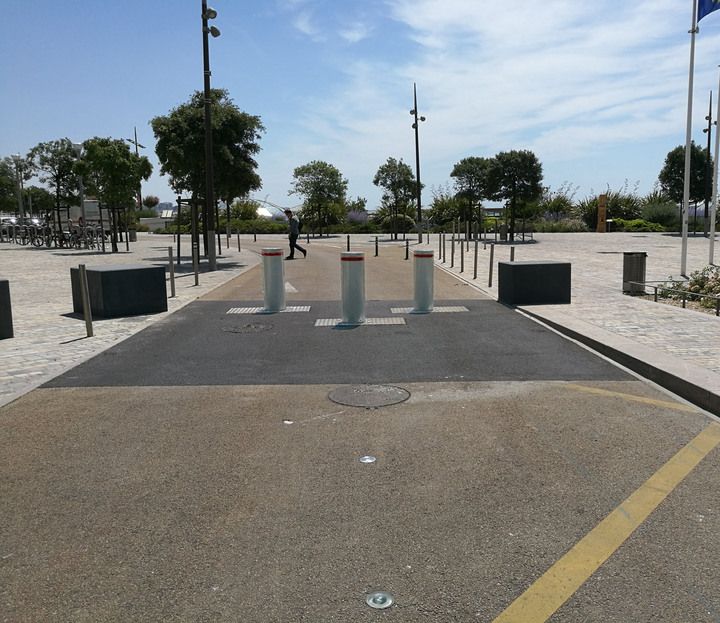 Borne de défense DEFENDOR - 50 AUTO - Citinnov, robuste et certifiée contre les véhicules béliers_1