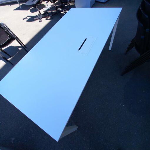 Bureau droit Steelcase 160 cm x 80 cm avec passes câbles - d'occasion - Blanc - 4 pieds_1