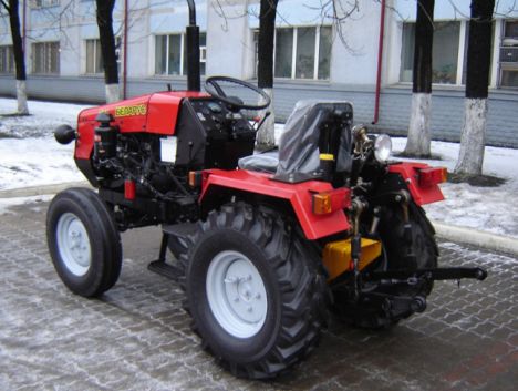 Belarus-11 - Tracteur agricole MTZ Belarus - 24,3 kW (33 CV) - compact pour serres et petits locaux_1