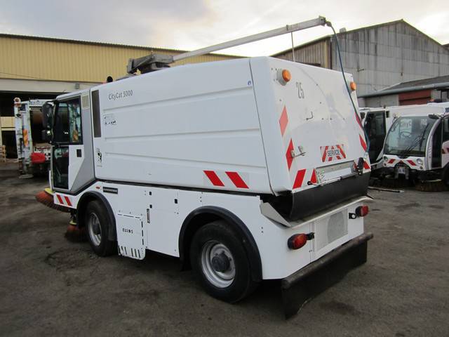 Balayeuse de voirie City Cat 5000 - Référence City500008 - Année 2010 - 3943 heures - Troisième balai - Haute pression_1