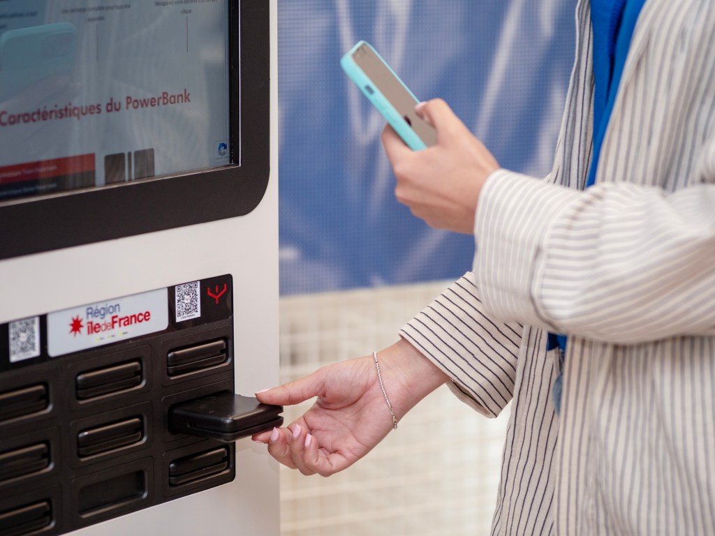 Distributeur de batteries externes en libre-service avec prise secteur 220V - 18 à 24 batteries - TOTEM_1