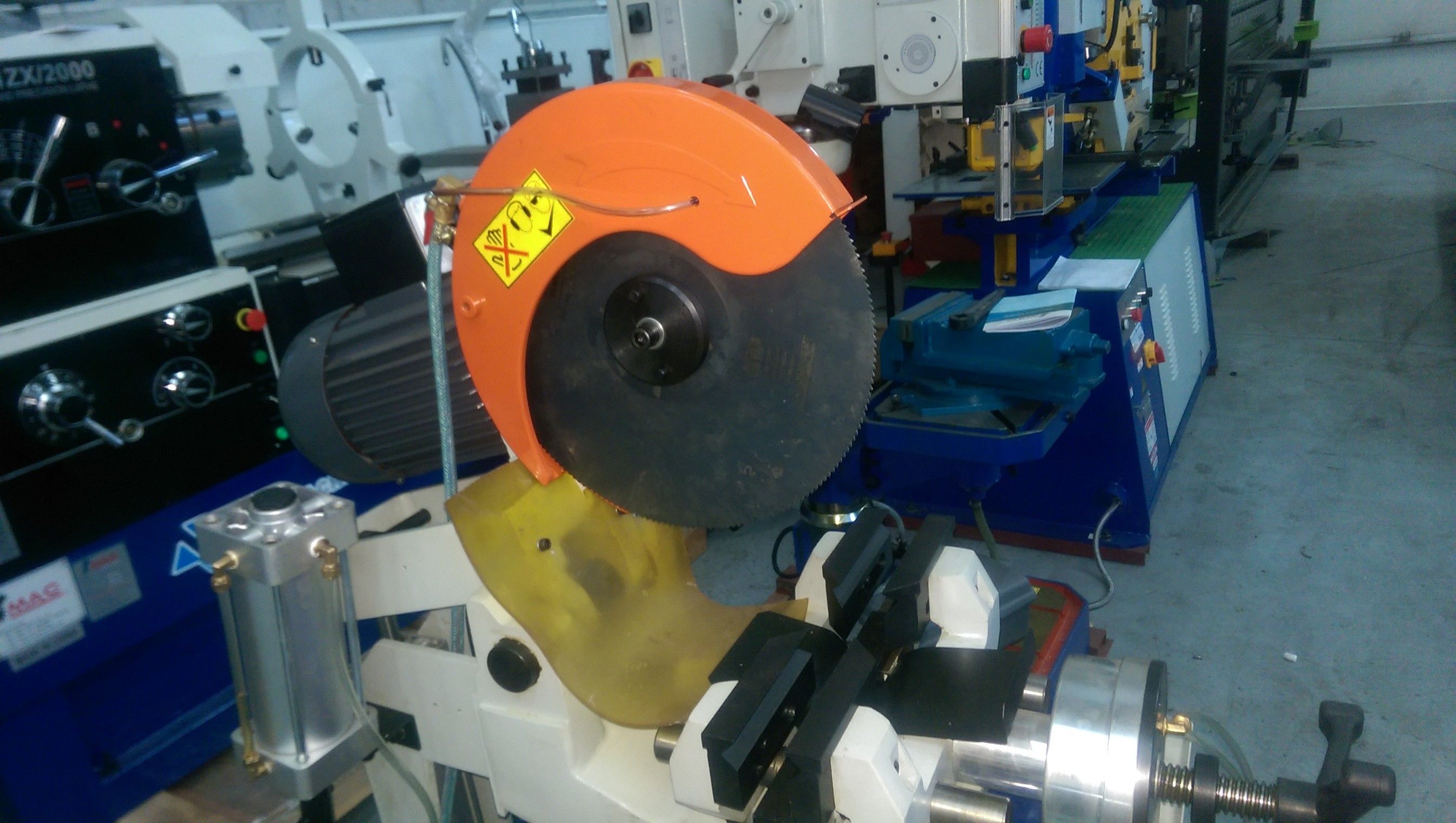 GMACC - Scie industrielle semi-automatique 350A - étaux pneumatique pour tuyau et fer plat - 600V 3 phases_1