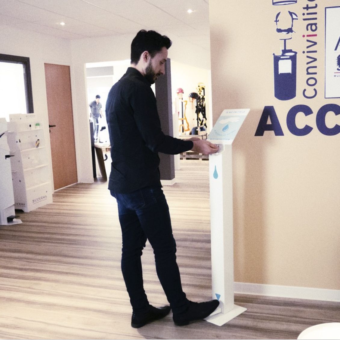 Distributeur universel pour tout type de flacons jusqu'à 1L