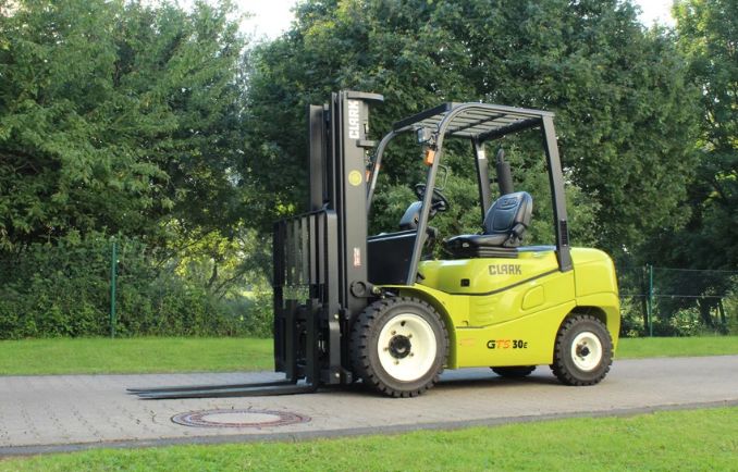 GTS20-33 - Chariots élévateurs frontaux thermiques Clark - Capacité 2000 à 3300 kg - Fiabilité et performance_1