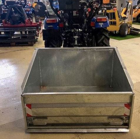 Benne arrière de tracteur avec porte démontable et basculement mécanique