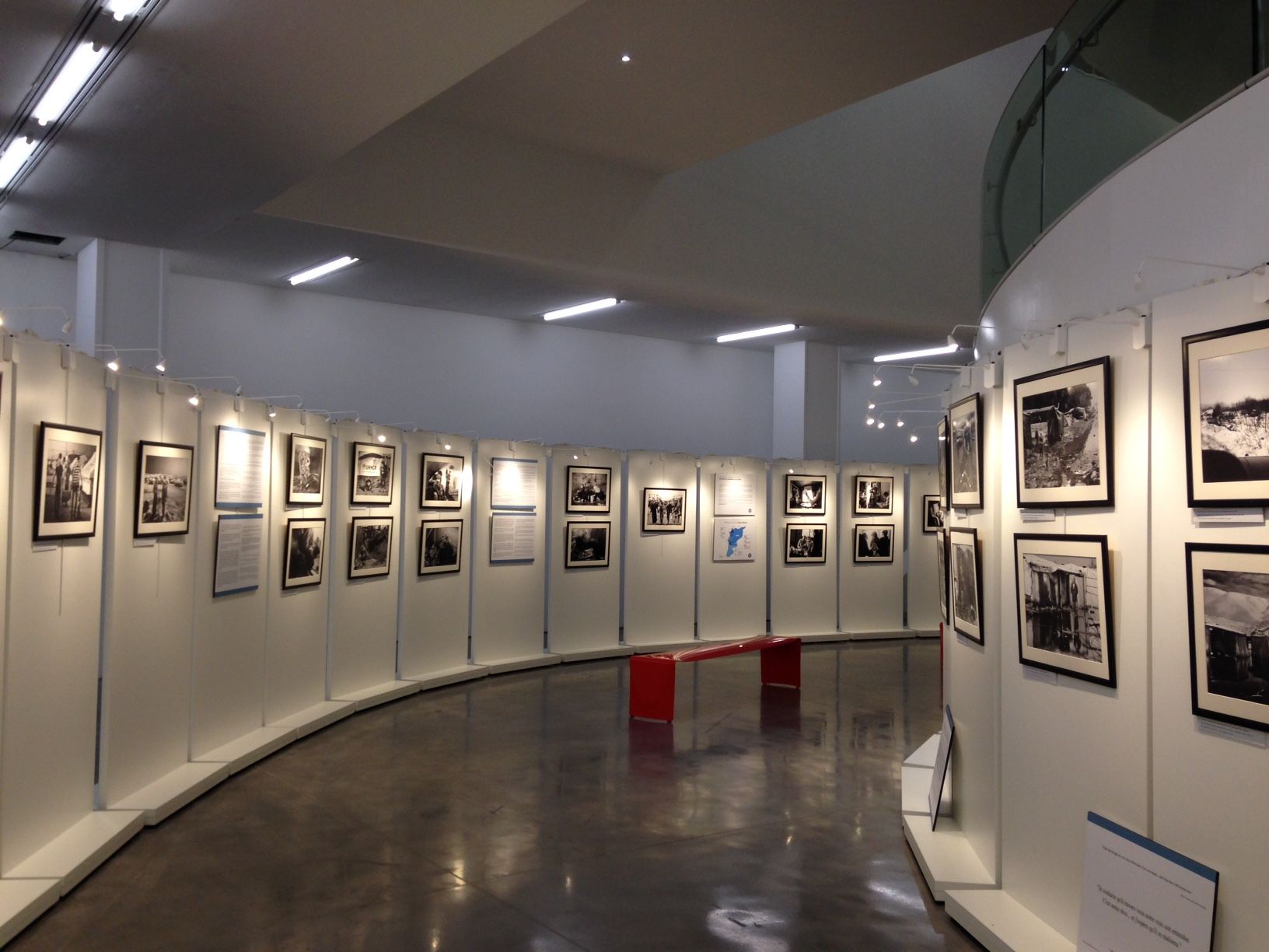 Panneau autoportant sur roulettes avec revêtement blanc stratifié