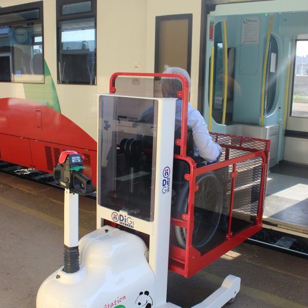 Plateforme élévatrice mobile motorisée spéciale trains - Pandastation, 350kg, autonomie 100 cycles_1