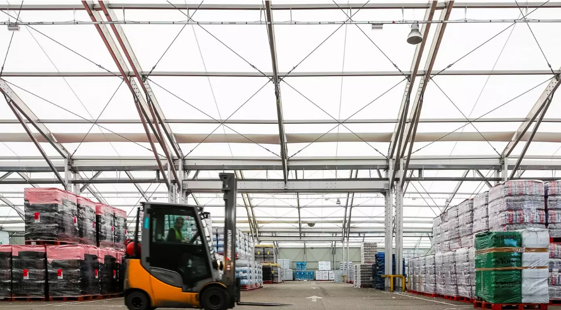 Bâtiment ou auvent pour le stockage en vrac de matière première ou matériaux en grand volume - Neivalu_1