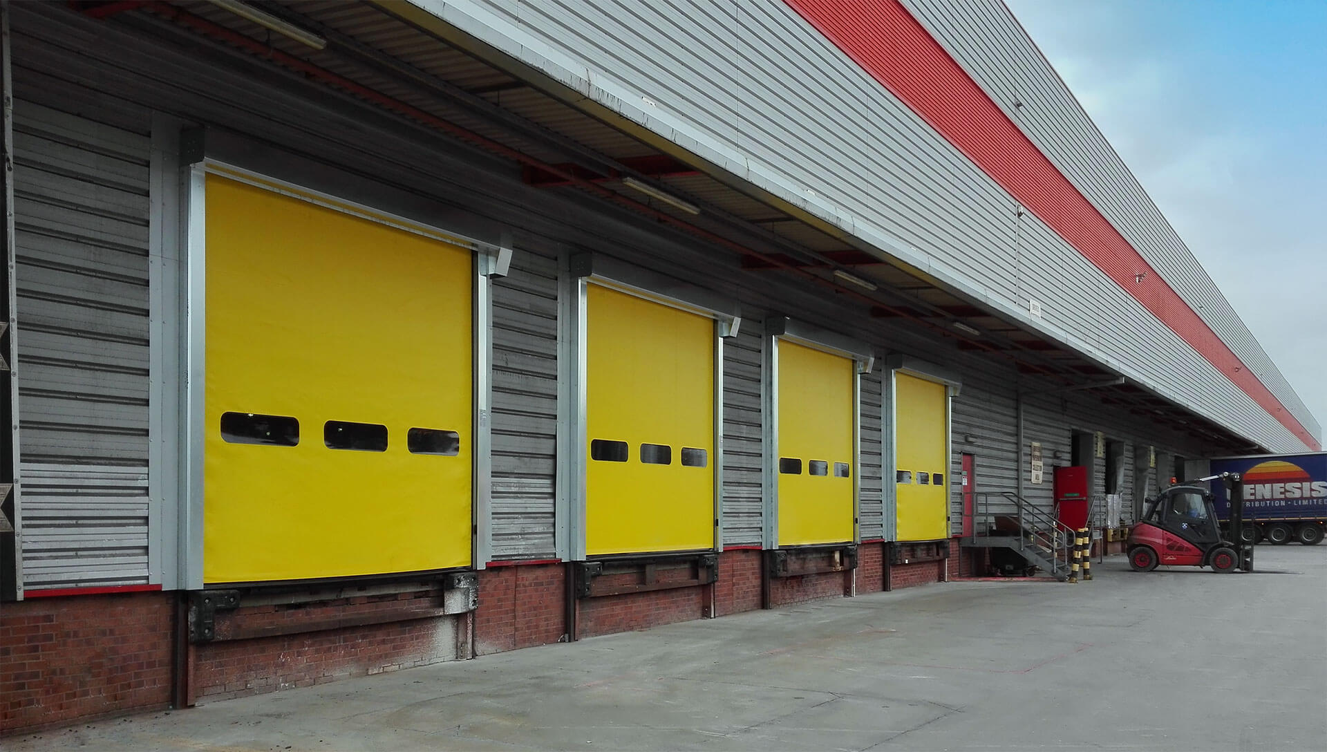 Porte rapide industrielle par excellence conçue pour compartimenter des environnements destinés à des usages divers et variés - ZipGO_1