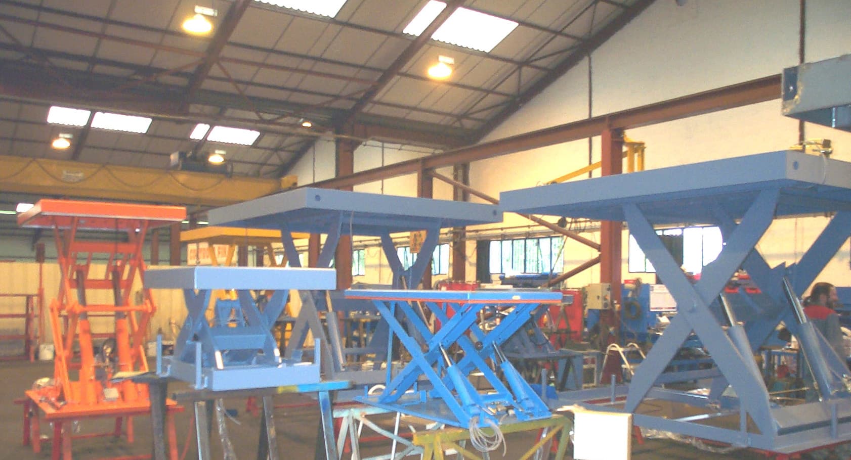 Table élévatrice de quai avec ponts de liaison pour adaptation aux différences de hauteur_1