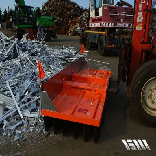 Balayeuse Vera industrielle - Compatible pelles, chargeuses et skip loaders - Bergamini - Déclinaisons adaptées pour tous usages_1