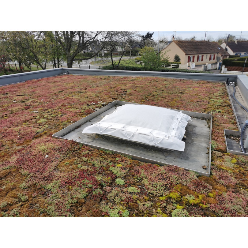 Couverture de skydome en grille micro perforée - Protection solaire sur mesure pour plafonds et ouvertures_1