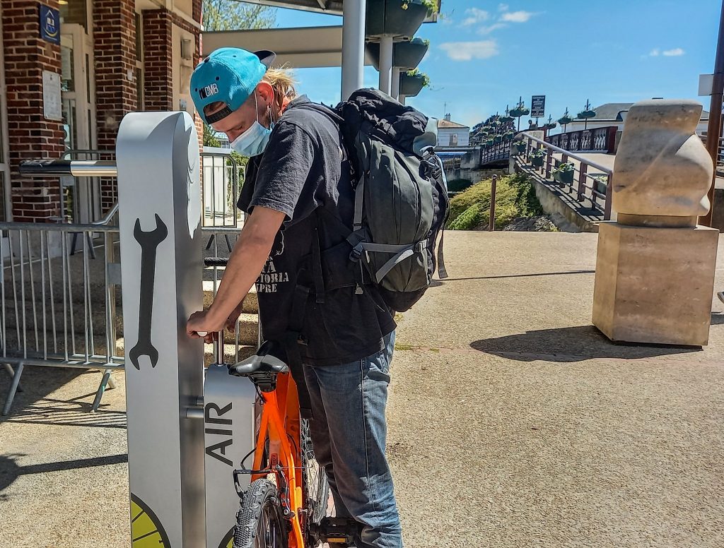 Station de réparation et gonflage robuste pour vélo - altinnova  altao fix'air 2 en 1_1