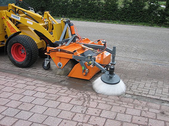 Balayeuse avec cuve collectrice KM 130 - Knikmops Rollmops - transmission hydraulique avec brosse polypropylène_1