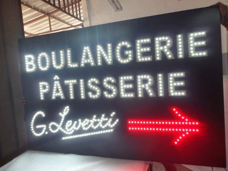 Caisson lumineux - ipsc - caissons double face avec potences, fabrication en plexi ou en aluminium ajouré_1