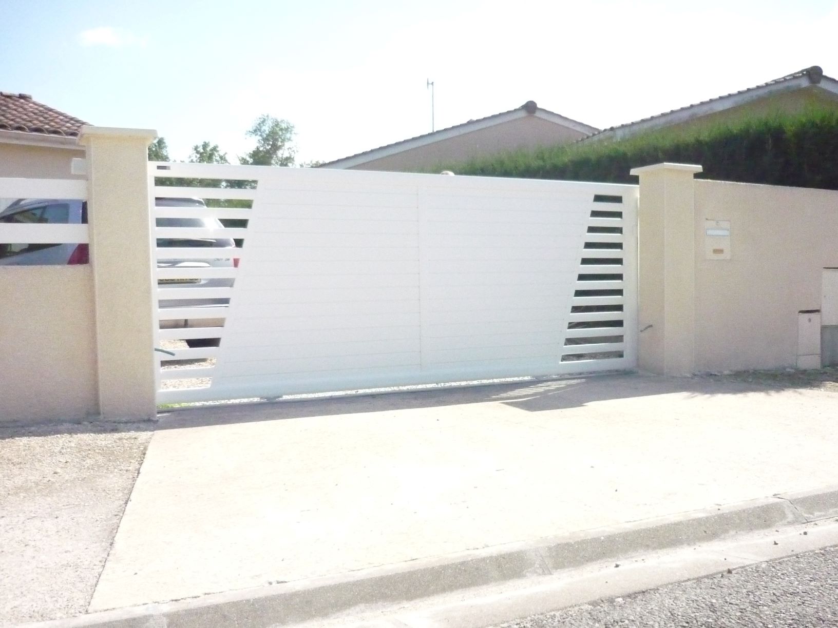 Portail coulissant - Plein, Semi-ajouré, Ajouré, Satiné ou Texturé, avec ou sans Serrure - Label QUALICOAT/QUALIMARINE_1