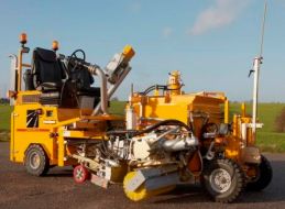 BM 2000 - Machine de marquage routier Borum - Réservoir de carburant 50 litres - Moteur 4 cylindres 44 kW/59 CV_0