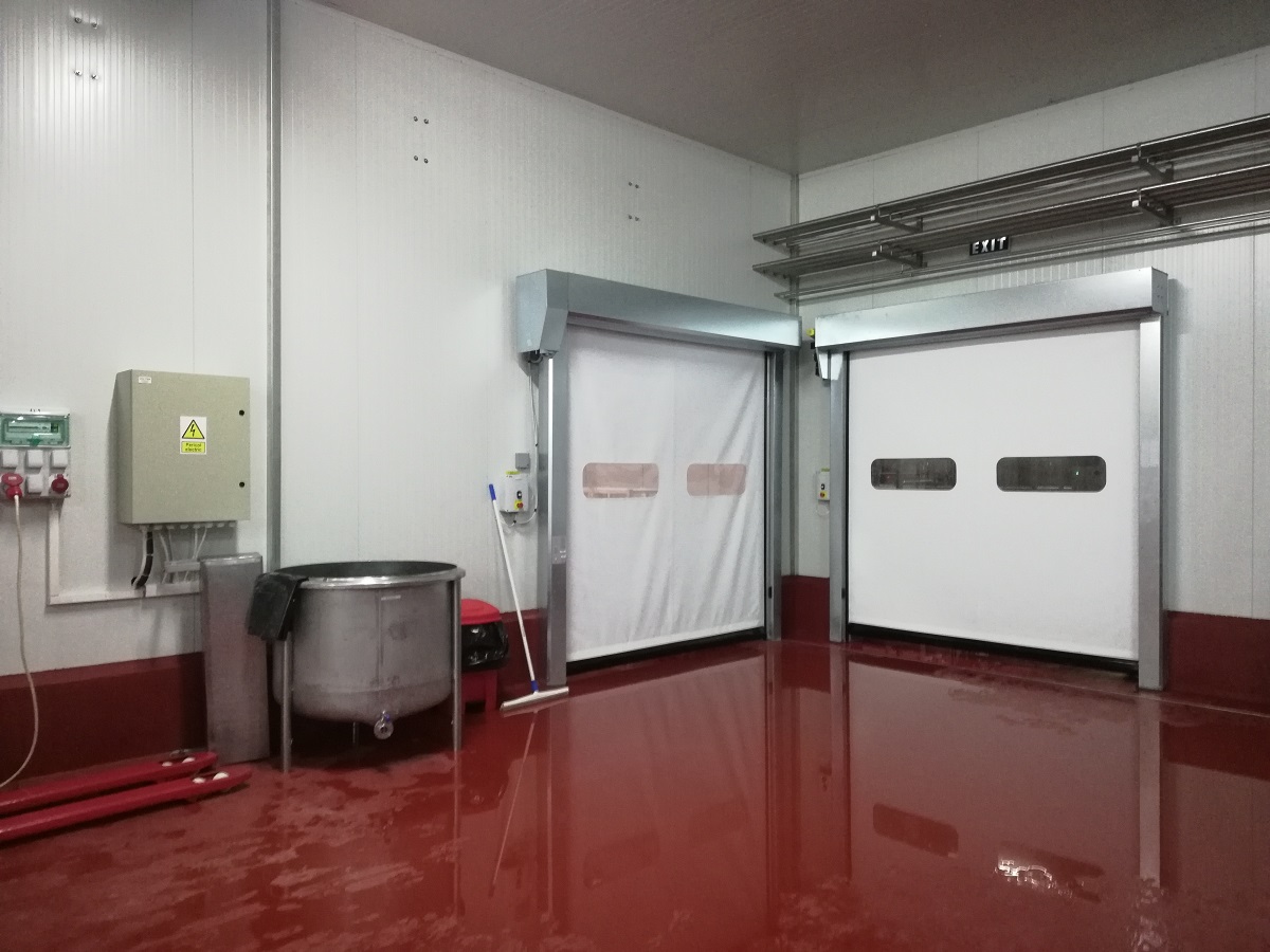 Porte rapide industrielle ZipGO Food - Conçue pour séparer les espaces alimentaires, conforme aux normes sanitaires_1