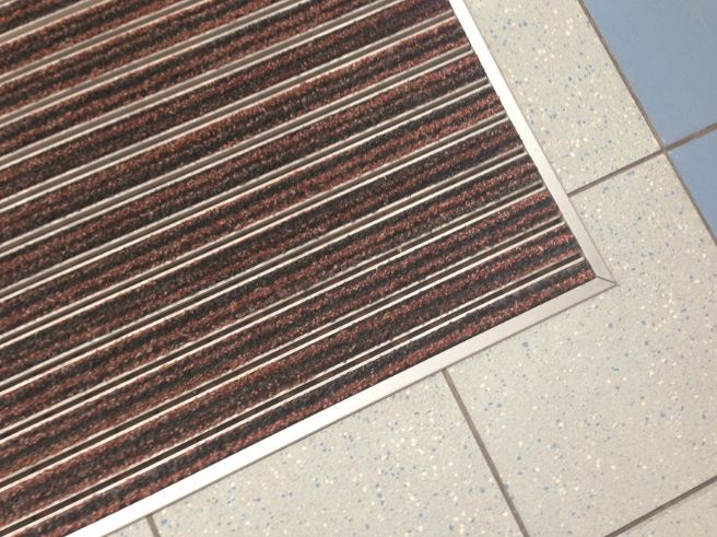 Cadre adhésif - profilé aluminium pour protection de bordure de revêtement de sol_1