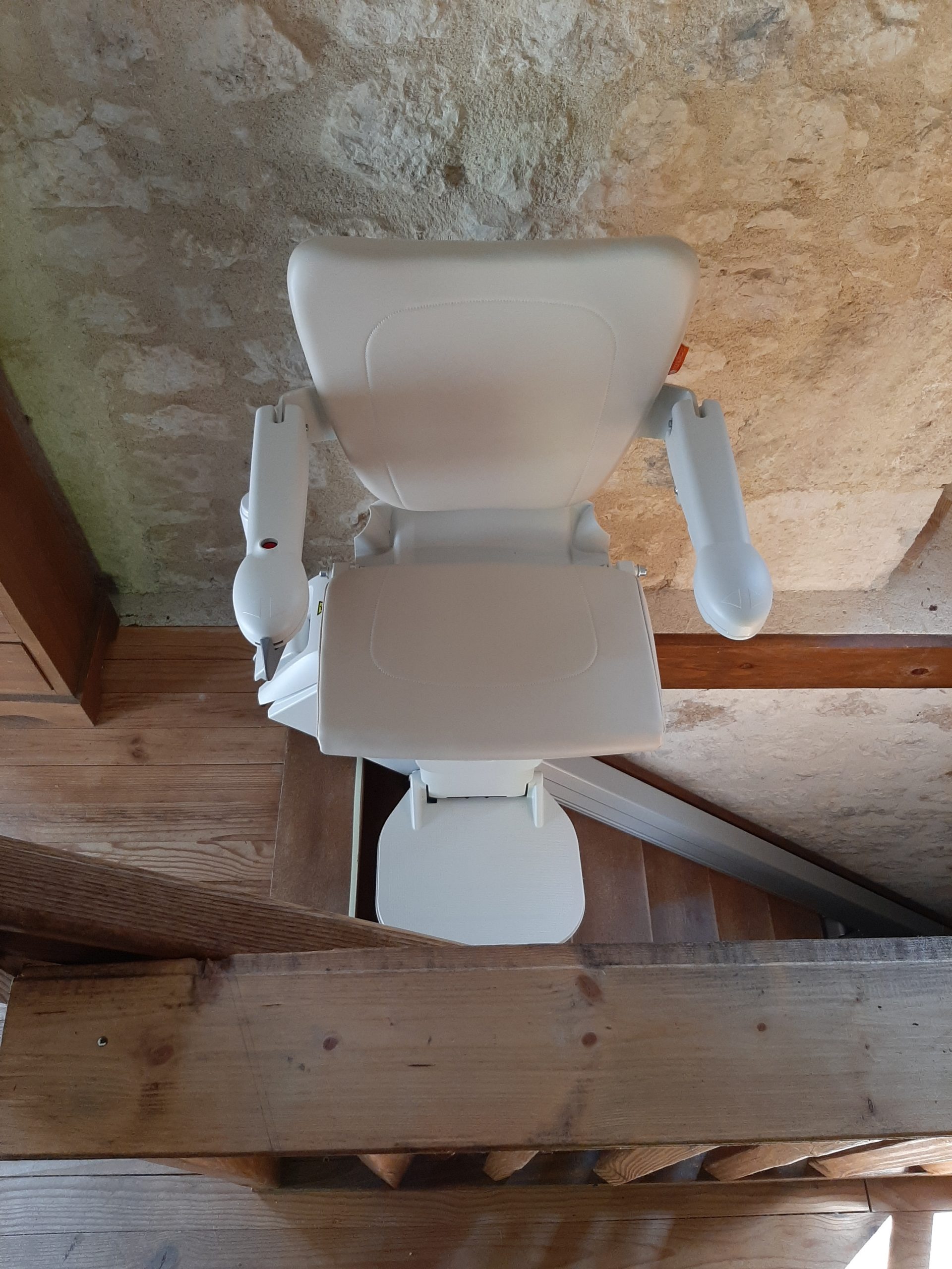 Monte-escalier silencieux intérieur - Handicare 1100 avec rail solide, ultra mince et design compact_2