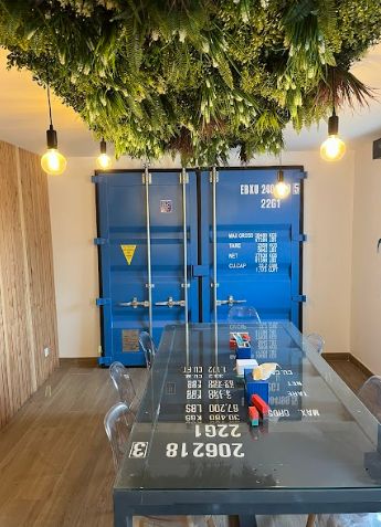 Table en conteneur - showroom en container maritime - Plateau en verre - Eurobox_1