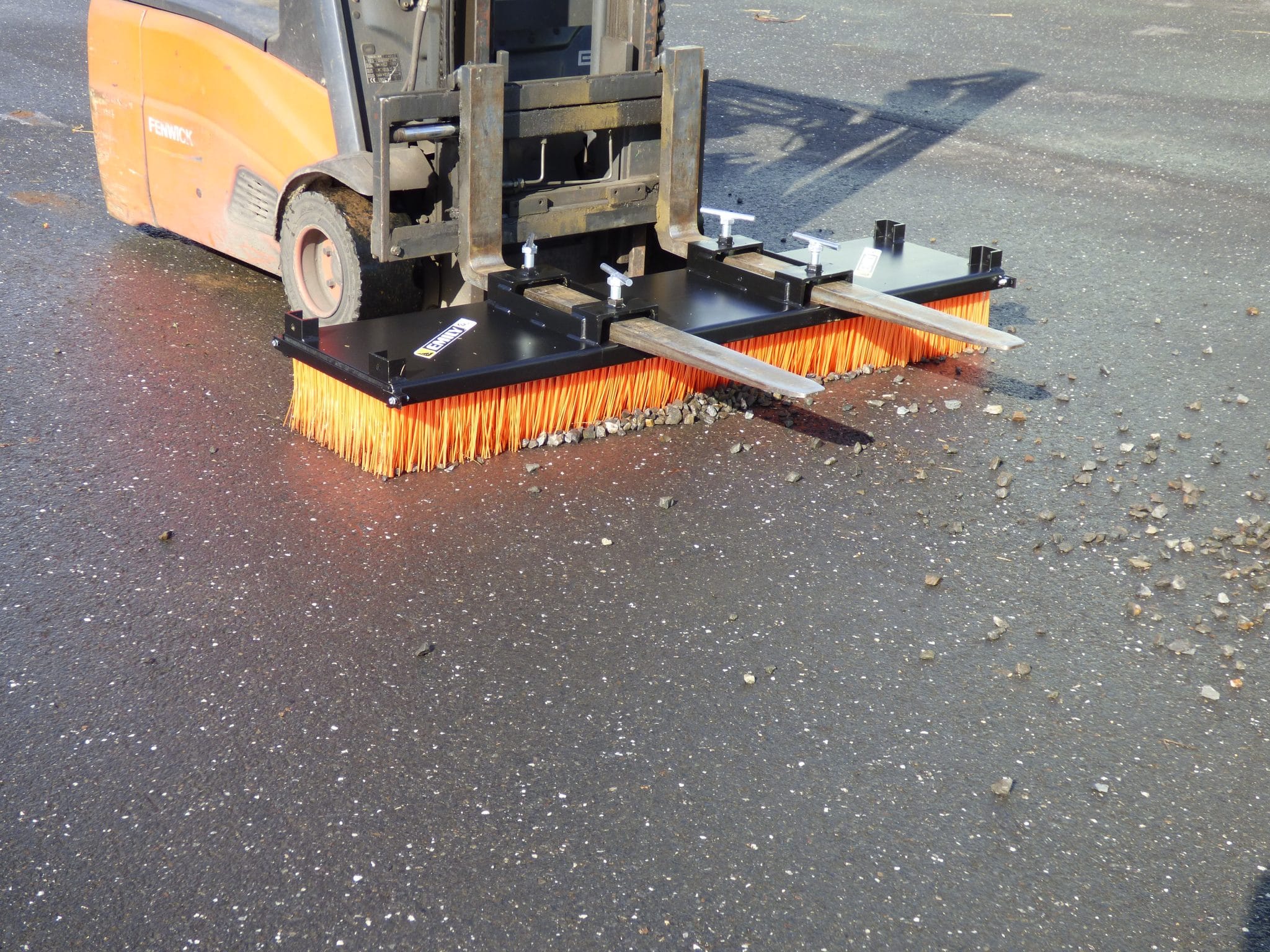 Balai pousseur Modulo'sweep adaptable sur fourches à palettes - Emily, 4 modèles disponibles, structure acier 5mm_1