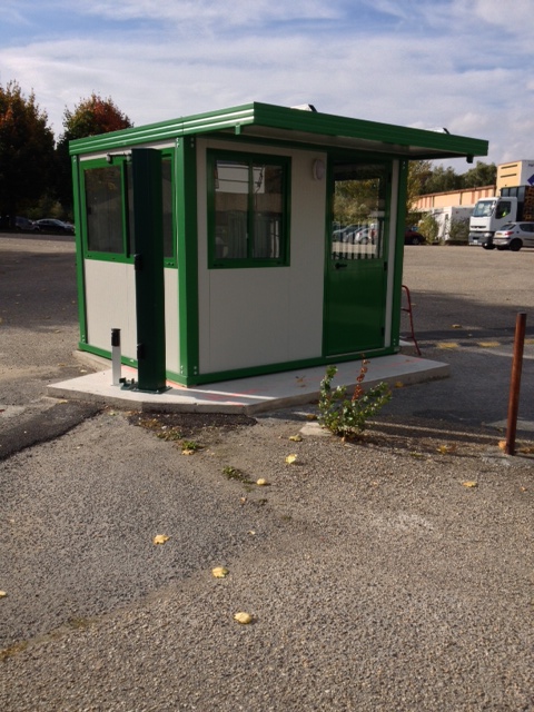 Bungalow de chantier - Réfectoire avec cuisinette, évier, frigo, plaques électriques et micro-ondes_1