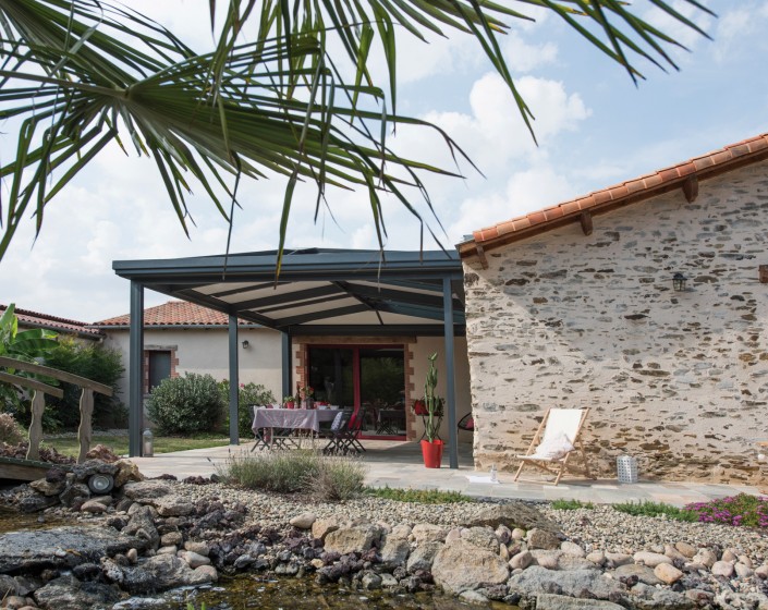 Préau en aluminium gris anthracite – toiture pleine isolante – façade de 5 m – profondeur de 4 m_1