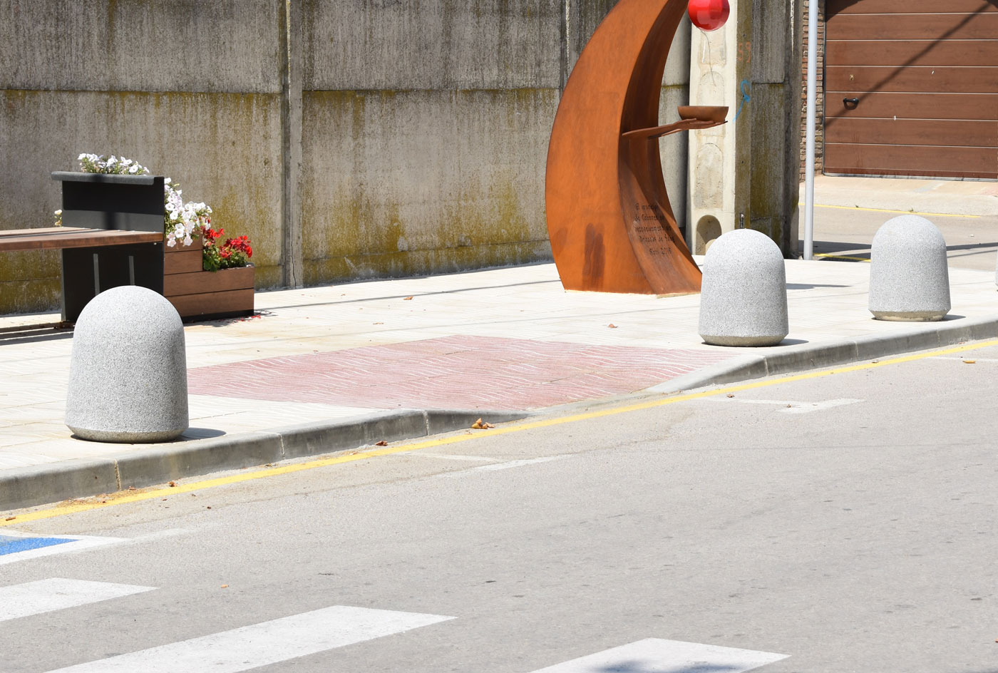 Borne en béton Kube Tapia H373 - béton préfabriqué coloris gris granite_1