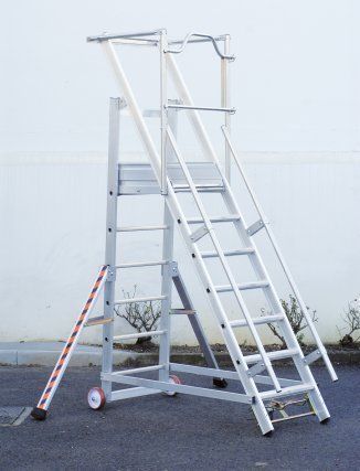 Escabeaux pour travaux en hauteur avec garde-corps