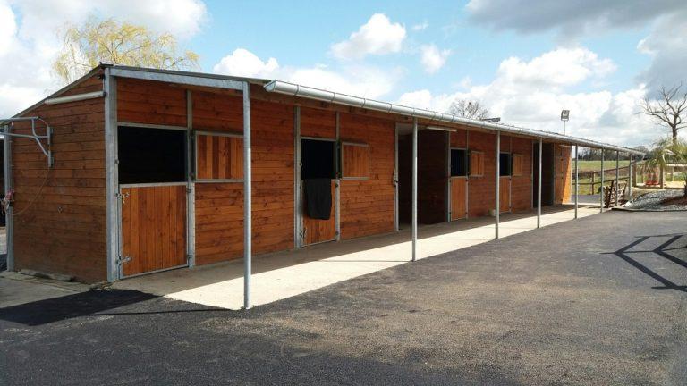 Boxes avec avancée de 3 ml - BOX026 - Confort et protection pour votre cheval - Bois Douglas français_1