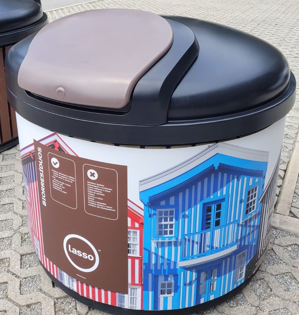 Conteneur à déchet semi-enterré - cuve PEHD 1,5 m3 - étanche avec revêtement en bois, plastique ou aluminium_1