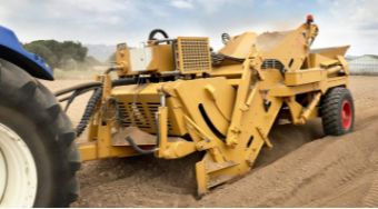 DSR-3 Epierruse - Ramasseuse agricole Triginer - Largeur de travail 1,6 m - Décharge au remorque - Capacité 3 m³_1