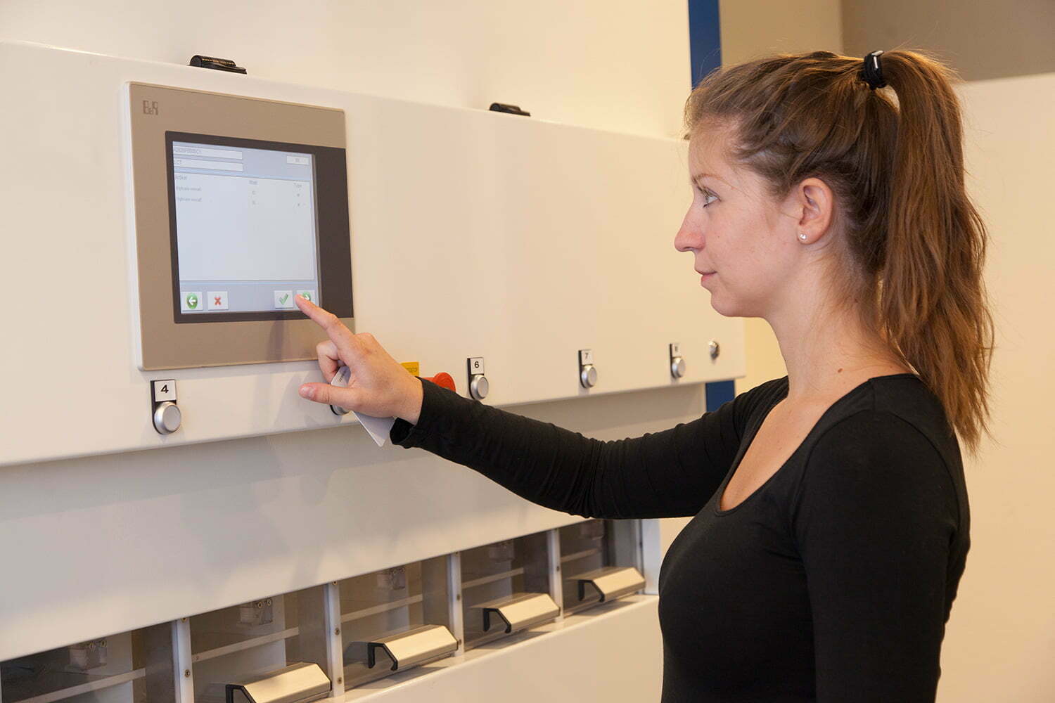 Distributeur automatique de tenues professionnelles pliées - SIZER - idéal pour les établissements avec peu d'espace, gestion intelligente et traçabilité RFID_1