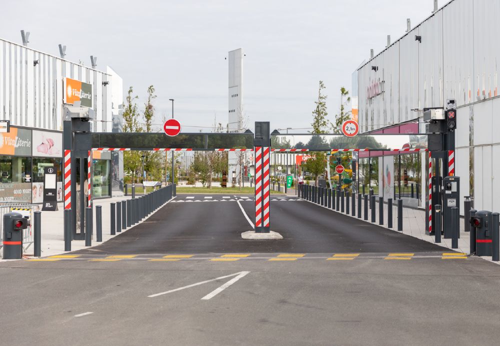Portique articulé limiteur de hauteur parkings, centres commerciaux, sites sensibles- STOPOCAR SAMSON - PREFABAT_1